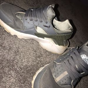 grey nike huaraches size  7Y